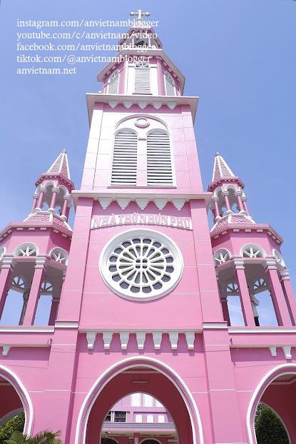Có ngôi nhà thờ Nhơn Phú màu hồng mơ màng ở Vĩnh Long